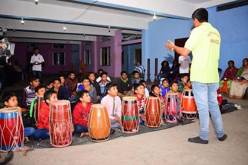 Students learning Khol Vadya in class
